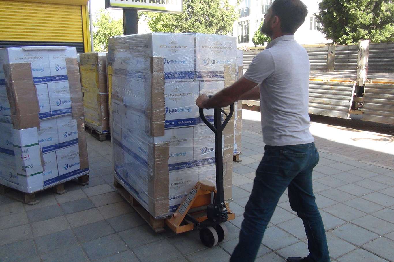 Adıyaman'dan Afganistan'a bir tır gıda kolisi yola çıktı Adıyaman'dan Afganistan'a bir tır gıda kolisi yola çıktı